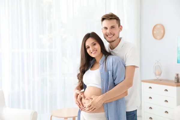 Schwangere Und Ihr Mann Zeigen Hause Herz Mit Händen Raum — Stockfoto