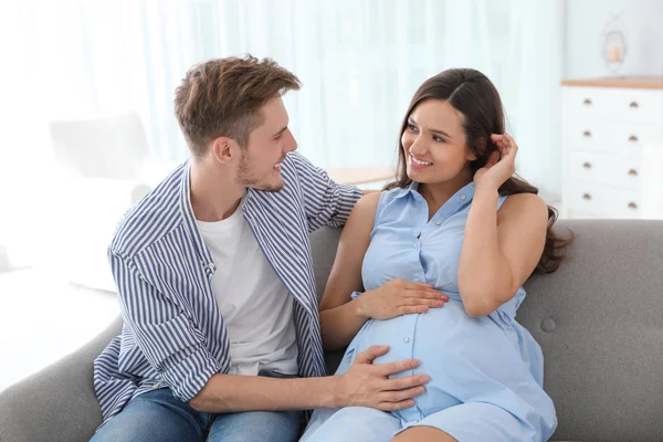 Young Man His Pregnant Wife Sitting Sofa Home — Stock Photo, Image