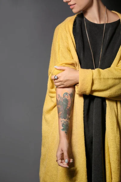 Trendiga Ung Kvinna Med Tatuering Grå Bakgrund Närbild — Stockfoto