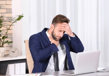 Hasta işadamı öksürük Office acı