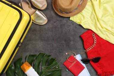 Bavul ve gri arka plan üzerinde metin için yer düz yatıyordu kompozisyonu