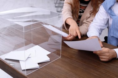 Yoklama İstasyonu çalışanları oy sandığı ile masada