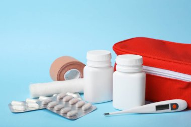 İlk yardım çantası renk arka plan üzerinde. Sağlık