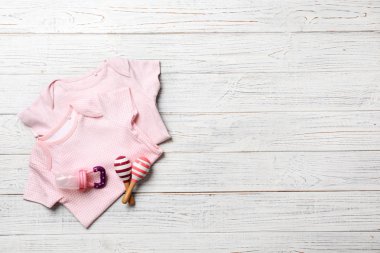 Bebek Giyim ve aksesuar ahşap arka plan üzerinde düz yatıyordu kompozisyonu. Metin için yer