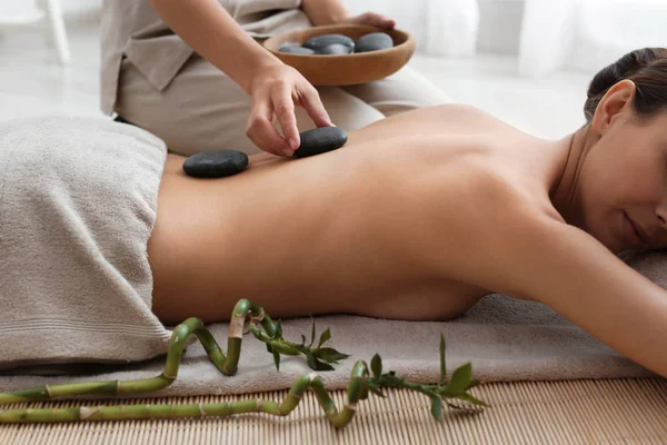 Mooie Jonge Vrouw Getting Hot Stone Massage Spa Salon — Stockfoto