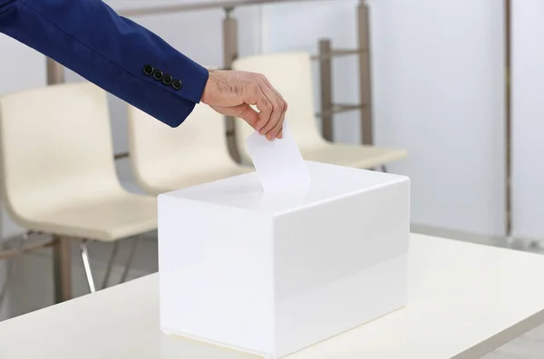 Homem Colocar Seu Voto Urna Estação Votação Close — Fotografia de Stock