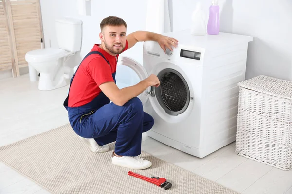 Joven Fontanero Examinando Lavadora Baño — Foto de Stock