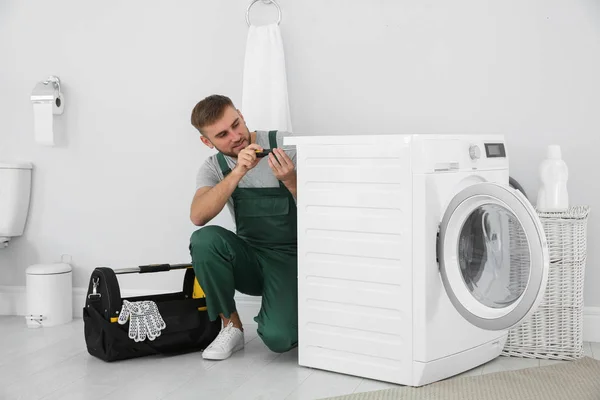 Junger Klempner Repariert Waschmaschine Badezimmer — Stockfoto