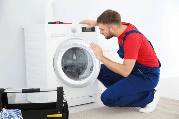 Junger Klempner Untersucht Waschmaschine Badezimmer — Stockfoto