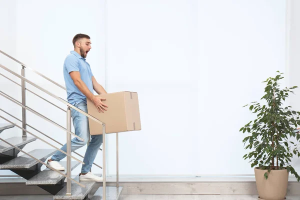 Joven Torpe Llevando Una Caja Cartón Abajo Interior Concepto Postura — Foto de Stock