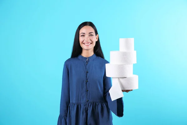 Piękna Kobieta Trzymając Papier Toaletowy Rolki Kolor Tła — Zdjęcie stockowe
