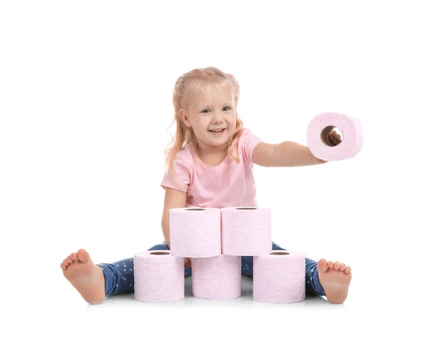 Petite Fille Mignonne Faisant Pyramide Papier Toilette Sur Fond Blanc — Photo