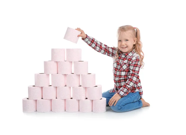 Linda Niña Haciendo Pirámide Papel Higiénico Sobre Fondo Blanco —  Fotos de Stock