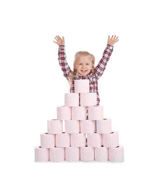 Petite Fille Mignonne Pyramide Papier Toilette Sur Fond Blanc — Photo