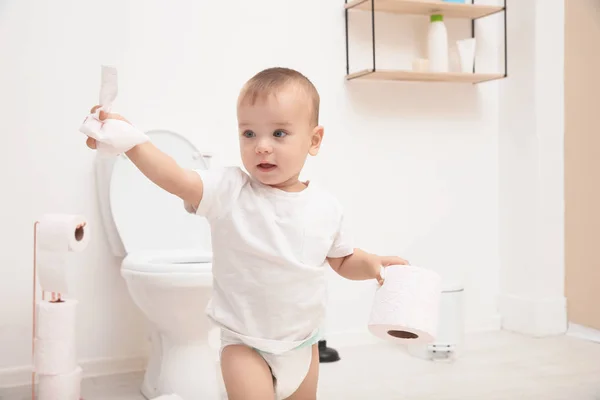 Lindo Niño Jugando Con Papel Higiénico Baño — Foto de Stock