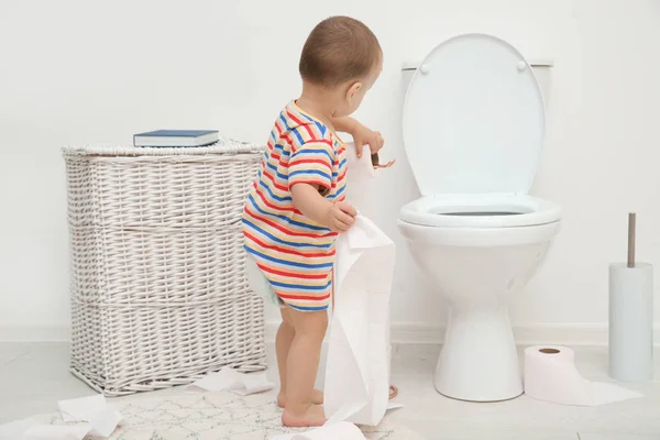 Lindo Niño Jugando Con Papel Higiénico Baño — Foto de Stock