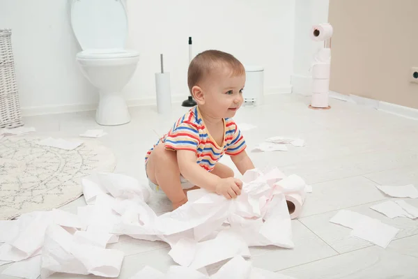 Милый Малыш Играет Туалетной Бумагой Ванной Комнате — стоковое фото