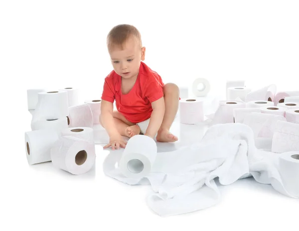 Bonito Criança Brincando Com Papel Higiênico Fundo Branco — Fotografia de Stock