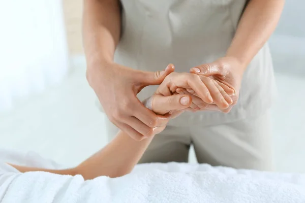 Vrouw Ontvangen Hand Massage Het Wellnesscentrum Close — Stockfoto