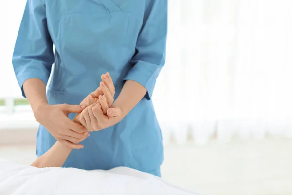 Vrouw Ontvangt Handmassage Wellnesscentrum — Stockfoto