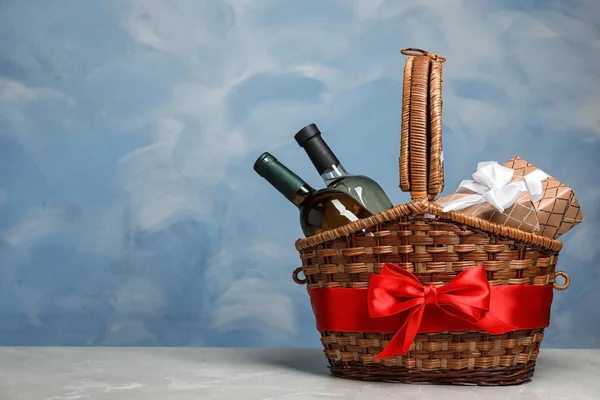 Cesto Regalo Con Bottiglie Vino Sfondo Colori Spazio Testo — Foto Stock