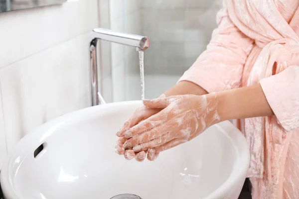 Donna Che Lava Mani Con Sapone Sopra Lavandino Bagno Primo — Foto Stock