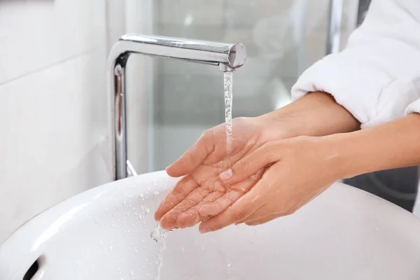 Donna Che Lava Mani Nel Lavandino Del Bagno Primo Piano — Foto Stock