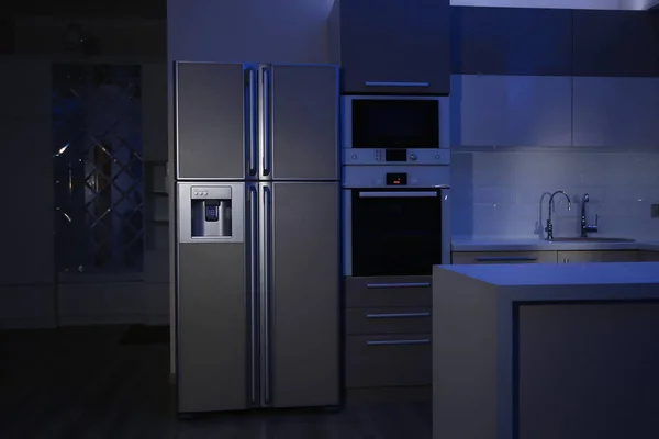 Interior Dapur Dengan Empat Kulkas Pintu Malam Hari — Stok Foto