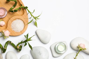 Spa taşlar ve beyaz arka plan üzerinde metin için yer düz yatıyordu kompozisyonu