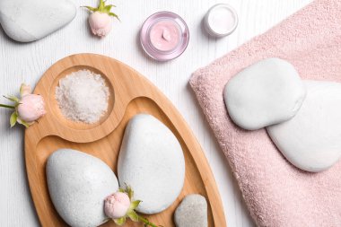 Ahşap arka plan üzerinde spa taşlarla düz yatıyordu kompozisyon