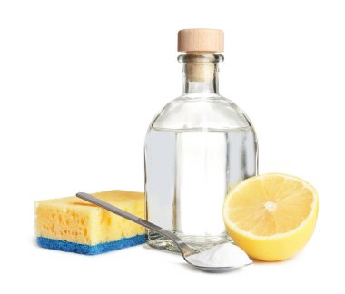 Sirke, limon ve beyaz arka plan üzerinde kabartma tozu ile kompozisyon. Ev temizliği