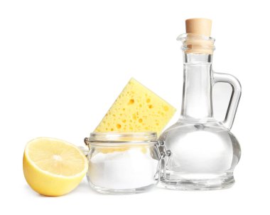 Sirke, limon ve beyaz arka plan üzerinde kabartma tozu ile kompozisyon. Ev temizliği
