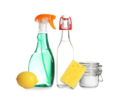 Sirke, limon ve beyaz arka plan üzerinde kabartma tozu ile kompozisyon. Ev temizliği