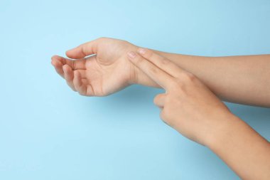 Kadın renk arka plan, closeup darbe kontrol