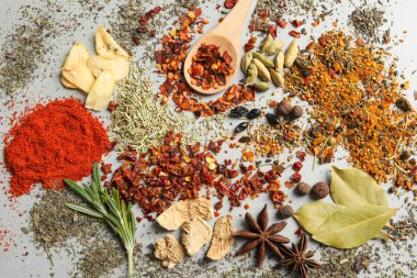 Gri arka plan, üstten görünüm üzerinde farklı Aromatik baharatlar