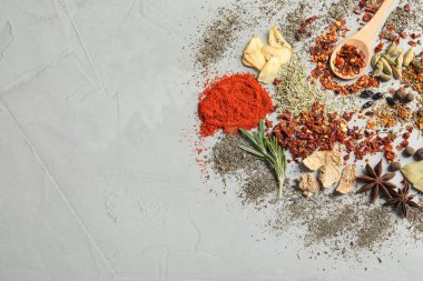 Farklı aromatik baharat ve açık renkli, üstten görünüm üzerinde metin için yer