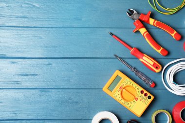 Elektrikçi araçları ve ahşap arka plan üzerinde metin için yer düz yatıyordu kompozisyonu