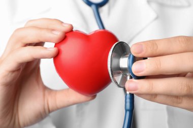 Elinde oyuncak kalp ve stetoskop, closeup doktor. Kontrol darbe