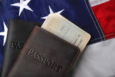 Pasaport ve bilet üzerinde ABD bayrağı