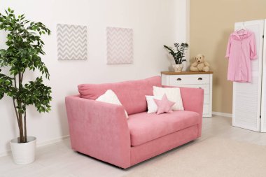 Şirin çocuk odası iç kanepe ve modern dekor elemanları