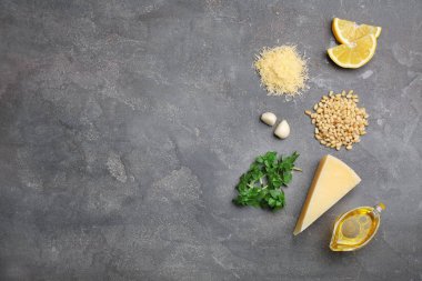 Ev yapımı fesleğen pesto sos için malzemeler ve tablo metin için yer düz yatıyordu kompozisyonu