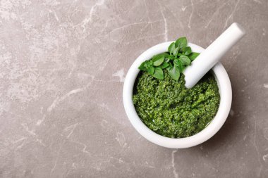 Ev yapımı fesleğen pesto sos ve tablo, üstten görünüm havaneli harç. Metin için yer