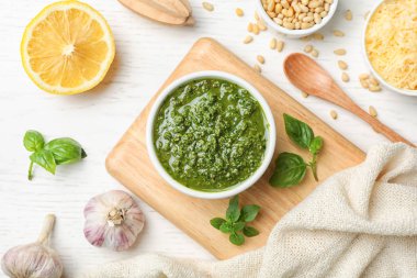 Ev yapımı fesleğen pesto sos ve maddeler tablosundaki düz yatıyordu kompozisyonu