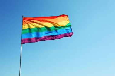 Gökkuşağı Lgbt bayrağı ve mavi gökyüzü arka plan üzerinde metin için yer. Eşcinsel hakları hareketi