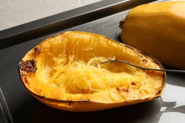 Fırın tepsisine pişmiş spagetti squash ve tablo, tatlı çatalı