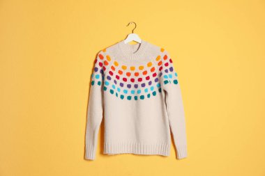 Renkli arka planda şık süveter askısı