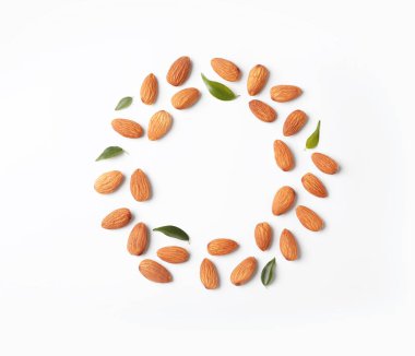 Beyaz arka plan üzerinde organik badem fındık çerçeve yaptı. Metin için yer