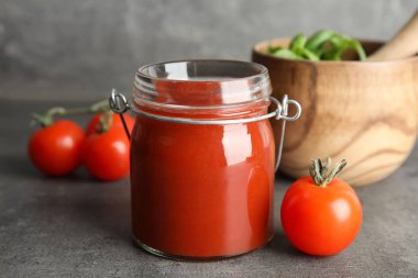 Kompozisyon masada kavanoza domates soslu