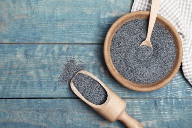 Haşhaş tohumu ve ahşap arka plan üzerinde metin için yer düz yatıyordu kompozisyonu