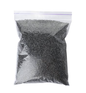 Beyaz arka planda, üstten görünüm plastik torba haşhaş tohumu